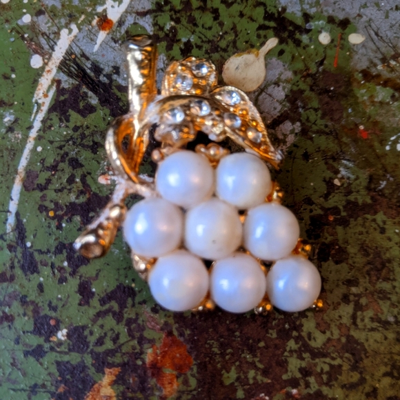 Vintage broche grapes metallic gold tone and pearl tone - Picture 6 of 16